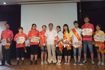 财务部经理吕刚为后勤优秀员工颁奖